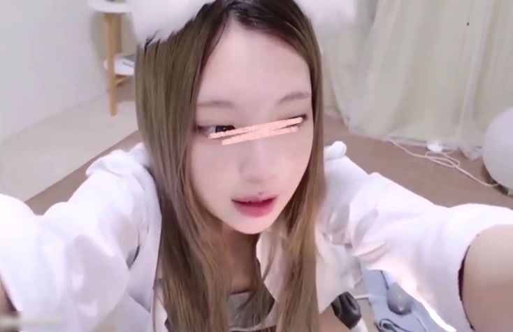 結構良く見かける可愛いいつもの小娘ちゃん。童顔で目がクリクリ、JKの格好をすれば超似合う♪そんな娘が制服コスでパイパン丸出しオナニーを｜えろかわクパァライブ