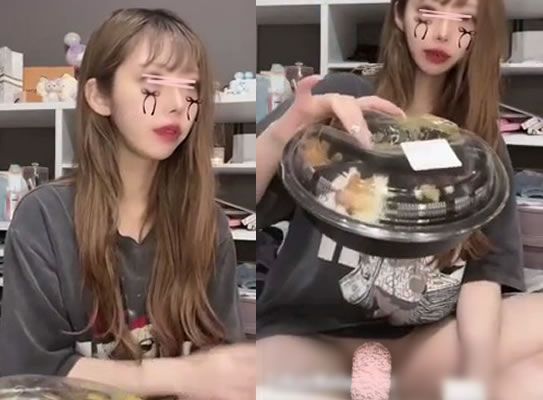 小ネタショート動画！tikto●大好きギャルインフルエンサーさん、ノーパンである事を忘れていてパイパンまんこが配信中に見えてしまうハプニング｜お宝ライブ切抜き