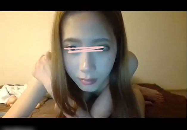 ロシア人ハーフ美女な雰囲気の綺麗系お姉さんが全裸でパイパンマンコ丸見えオナニー！自撮りカメラに向かってＭ字開脚→ディルド挿入♪｜ライブ美女リアルオナ