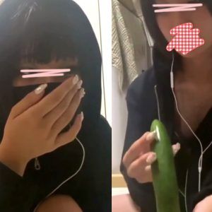 謎の闇お宝動画!?JK卒業してから玩具使うオナニー覚えました！ト●横風の地雷系童顔娘さんが最近覚えたキュウリオナ。カチカチの棒、おまんこに入って気持ちぃ｜オナニーライブ自撮りZoom